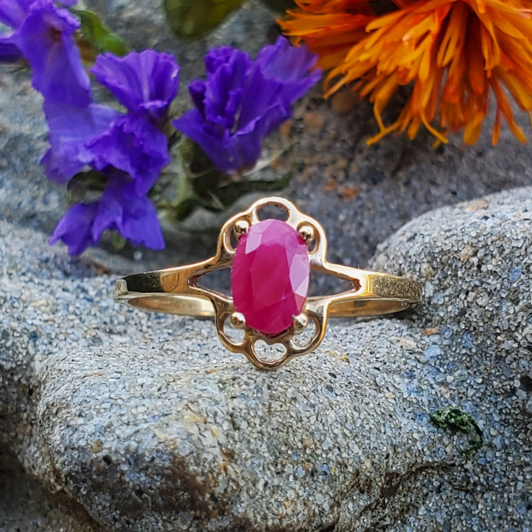 10k Yellow Gold Oval Ruby Ring GCR-20082