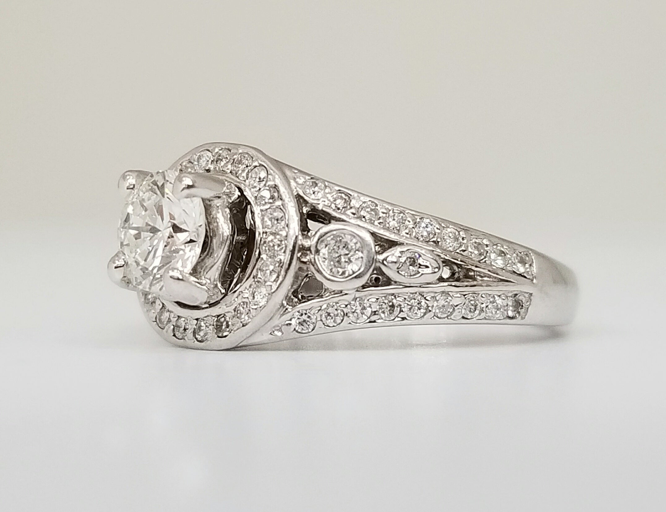 14k White Gold Round Brilliant Cut Diamond Ring - DSR-23385