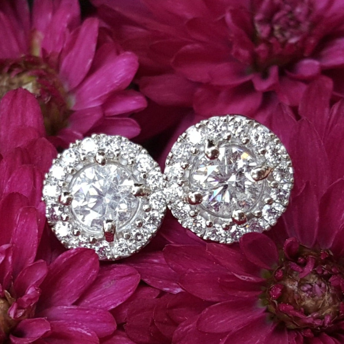 14k White Gold Diamond Halo Stud Earrings - DER-25597