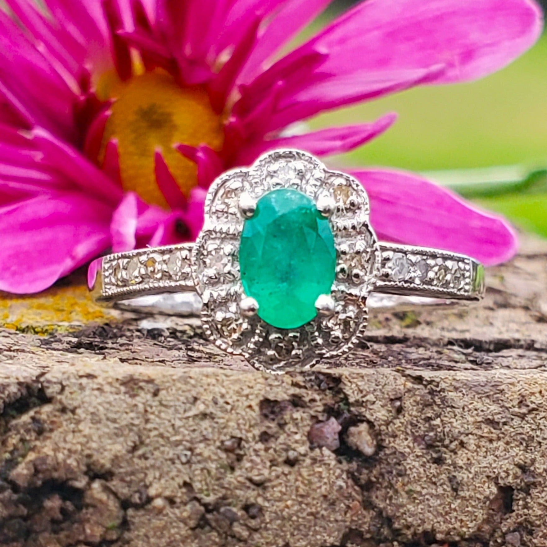 10KT EMERALDS & DIAMONDS RING top